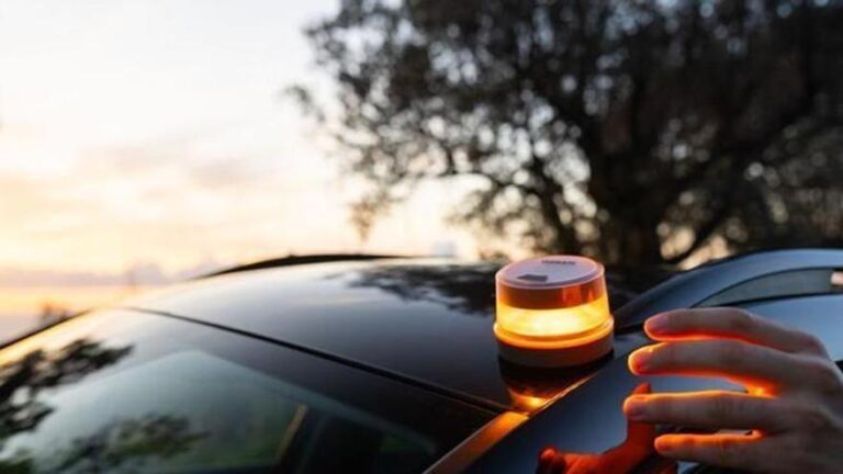 La baliza V16 de la DGT tiene otro problema: «Es posible que, cuando la necesitemos, no funcione»