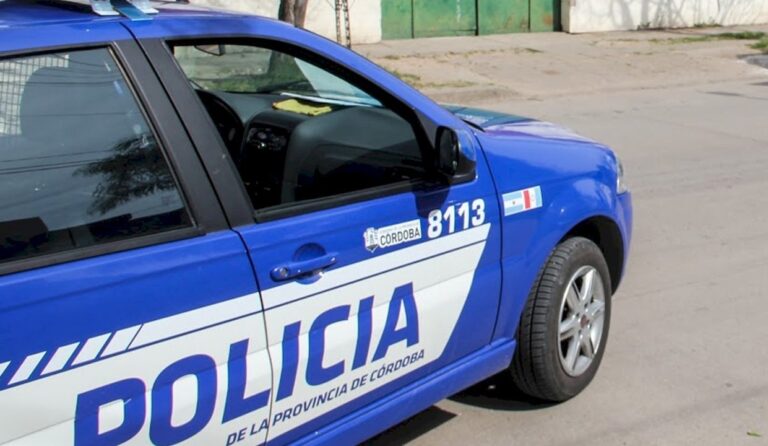 Encontraron una sustancia blanca en la puerta de una escuela y suspendieron las clases