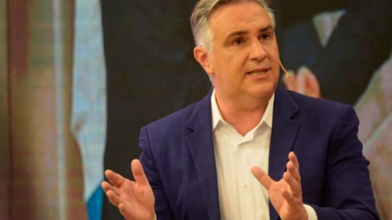 Llaryora pagará un bono de ayuda escolar a empleados públicos