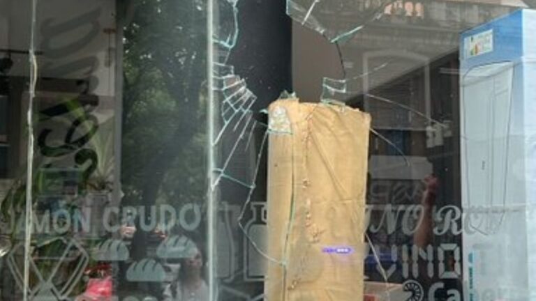 Pelea entre naranjitas terminó con una vidriera rota en Nueva Córdoba