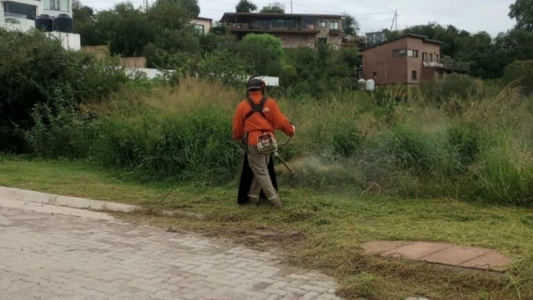 Villa Carlos Paz: intensifican trabajos en la vía pública tras las lluvias