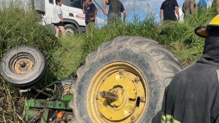 Volcó un tractor sobre la banquina y su conductor quedó atrapado