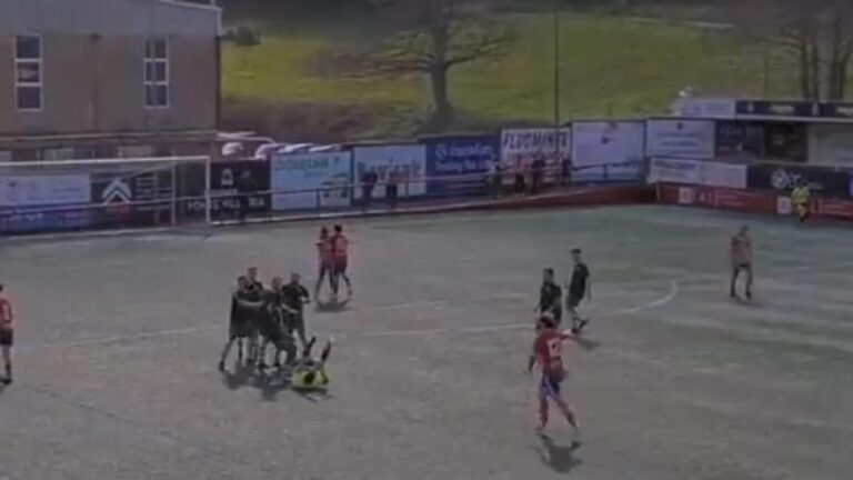 Un jugador agrede a un árbitro en la cabeza en un partido de la Tercera asturiana