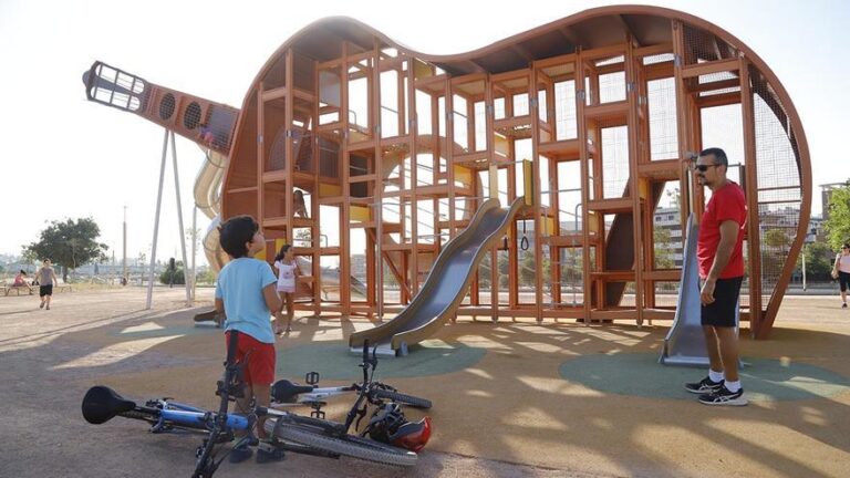 Bomberos de Córdoba rescatan a un menor atrapado en la guitarra gigante del Parque del Flamenco