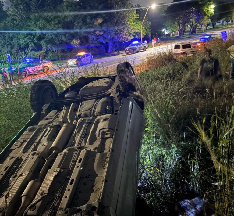 Volcó su auto tras impactar contra la montaña en Villa del Lago