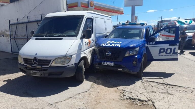 Un patrullero chocó con un auto y terminó impactando contra una camioneta estacionada