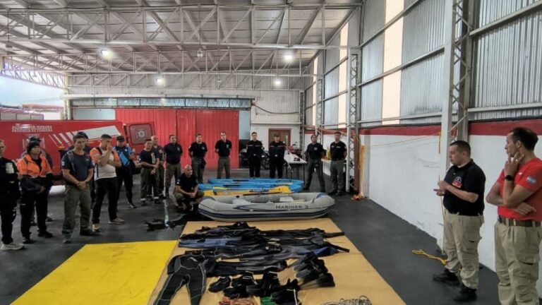 Bomberos de Cosquín reciben capacitación internacional con instructores de Escocia
