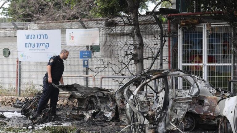 Irán lanza siete andanadas de misiles contra Israel con daños materiales y un herido