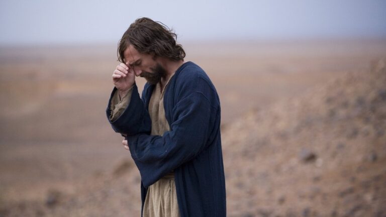 Selección de películas y series de HBO Max para Semana Santa en un televisor.