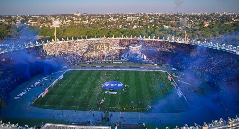 Vista aérea del estadio Mario Alberto Kempes en Córdoba, previo a un partido de fútbol.