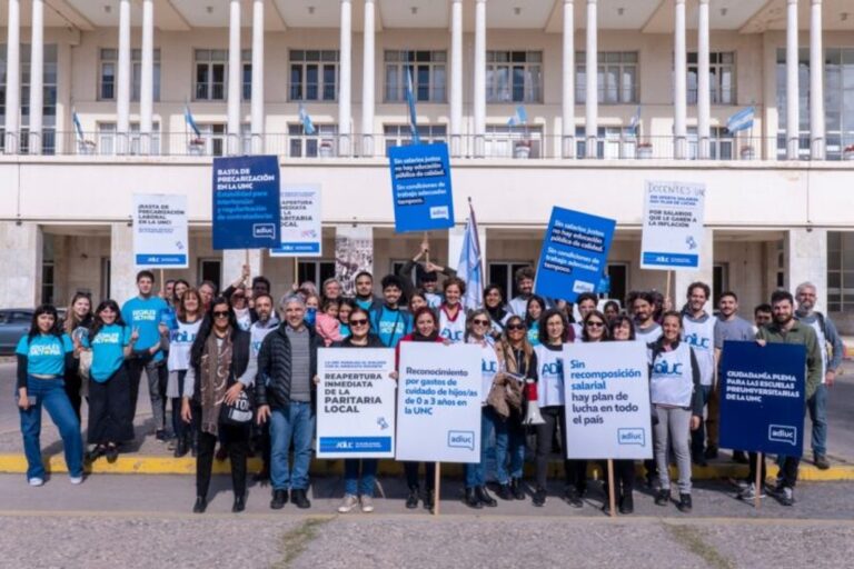 Docentes universitarios en asamblea o manifestación pacífica.