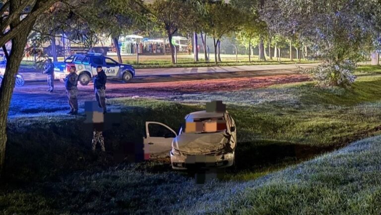 Accidente fatal en Córdoba: auto en una zanja en barrio General Artigas