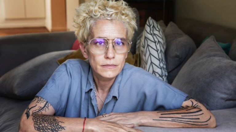 Albertina Carri, directora y escritora argentina, reflexionando sobre el cine.