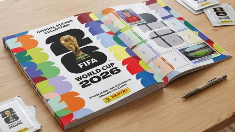 Álbum y sobres de figuritas del Mundial de Fútbol 2026 sobre una mesa