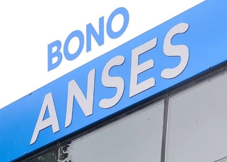Persona mayor con documento y dinero en mano, ilustración del bono de ANSES