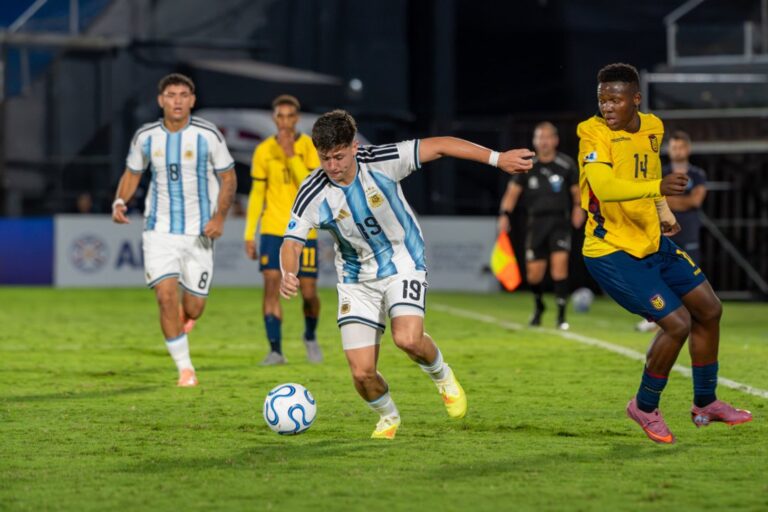 Jugadores de la Selección Argentina Sub-17 celebrando un gol en el partido contra Ecuador.