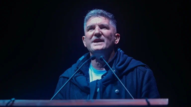 Luis Fabián Artime hablando en la Asamblea General Ordinaria de Belgrano en el estadio Julio César Villagra