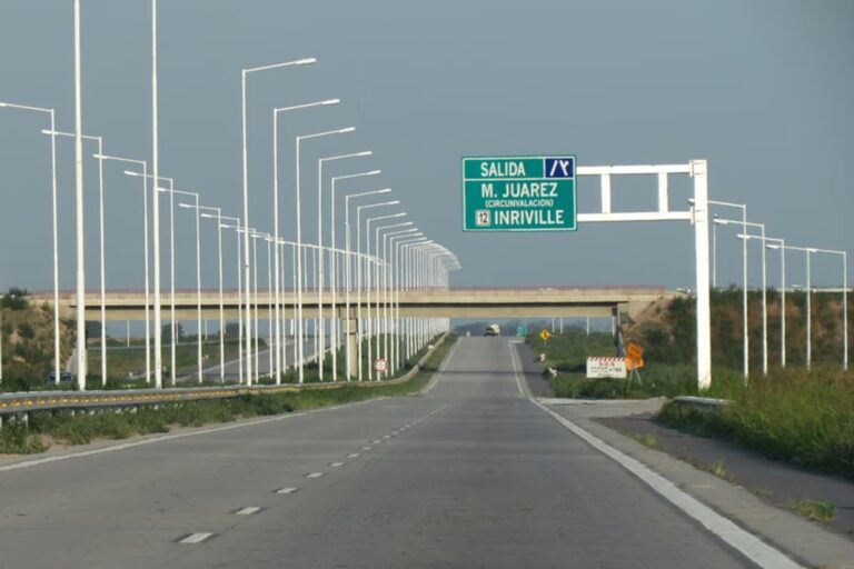 Autopista Córdoba-Rosario con tránsito interrumpido por peritaje