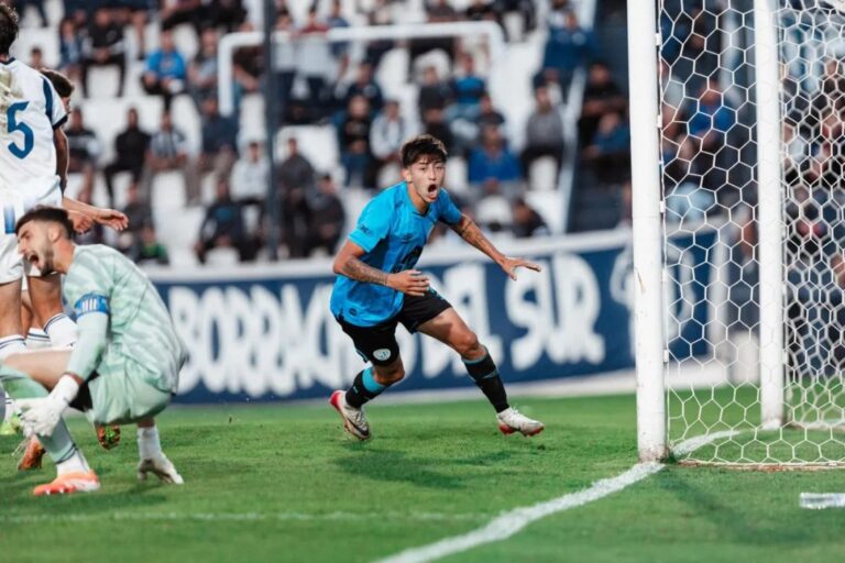Jugadores de Belgrano celebrando un gol en el clásico contra Talleres en La Boutique