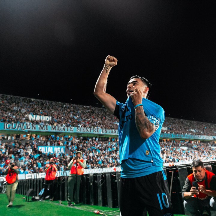 Jugadores de Belgrano celebran el gol ante Aldosivi en el estadio Julio César Villagra de Córdoba.