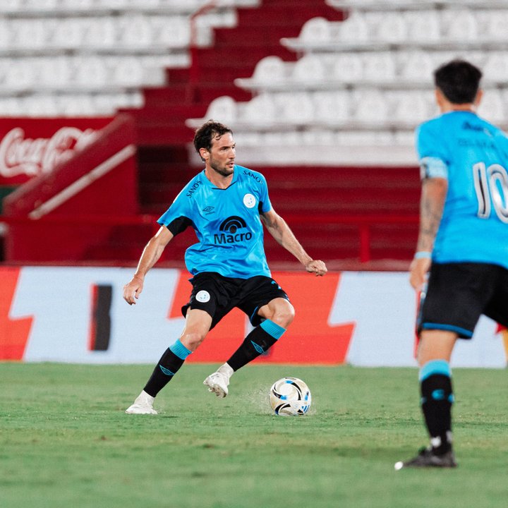 Jugadores de Belgrano de Córdoba en un partido de fútbol.