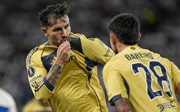 Jugadores de Boca Juniors y Barcelona de Ecuador en un partido anterior de Copa Libertadores
