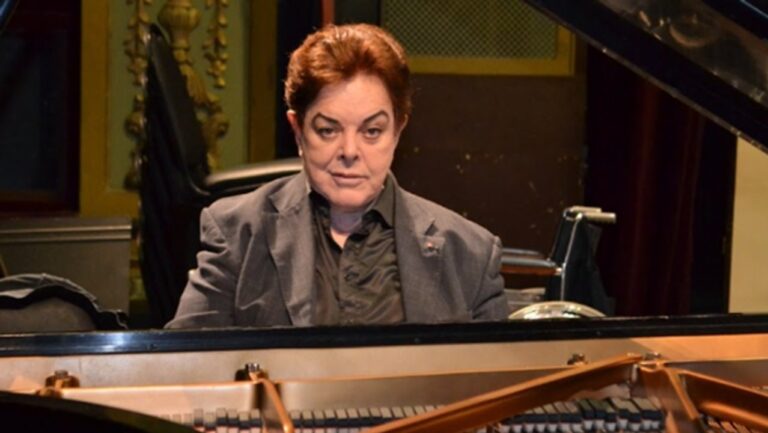 Bruno Leonardo Gelber al piano durante la entrevista