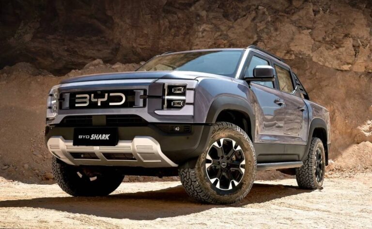 BYD Shark pick-up híbrida color gris, vista frontal y lateral en ruta