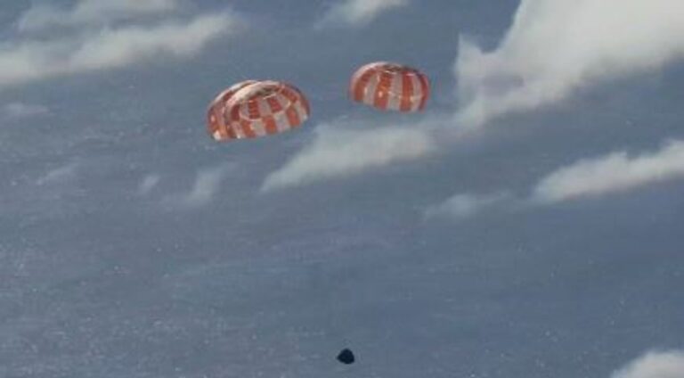 Ilustración de la cápsula espacial Orión de la NASA durante el reingreso a la atmósfera terrestre.