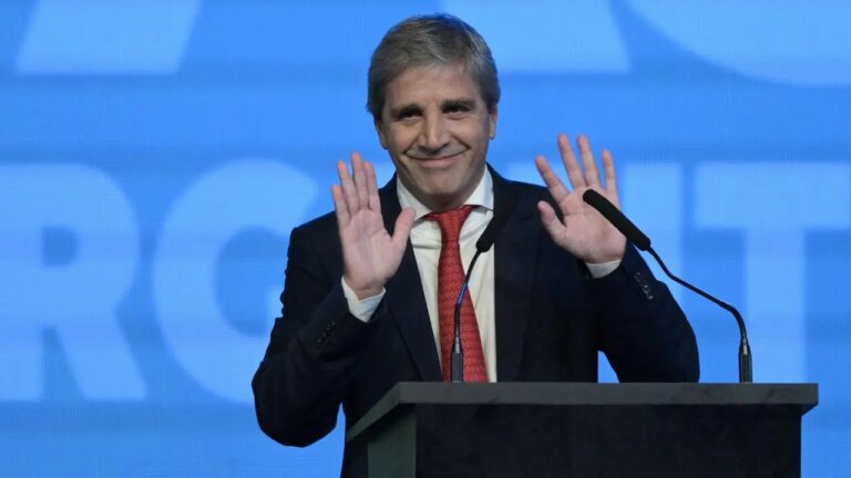Luis Caputo, ministro de Economía, durante una conferencia de prensa.