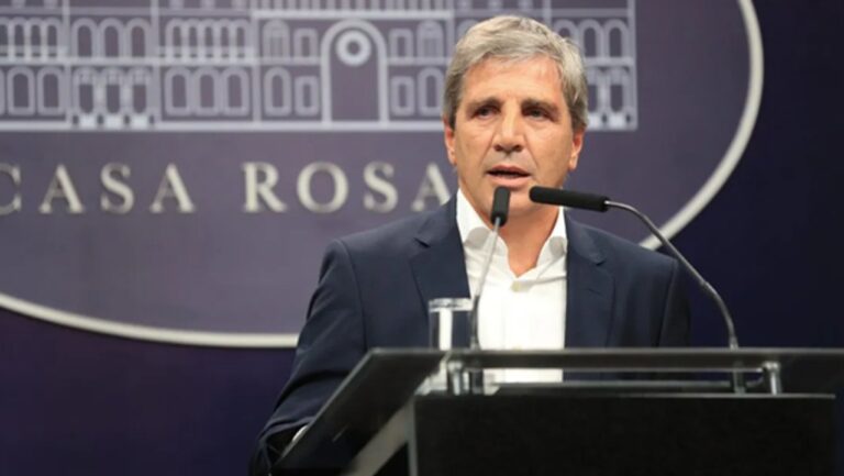 Ministro de Economía Luis Caputo durante una declaración pública.