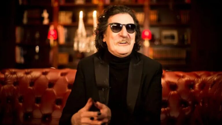 Charly García durante un concierto
