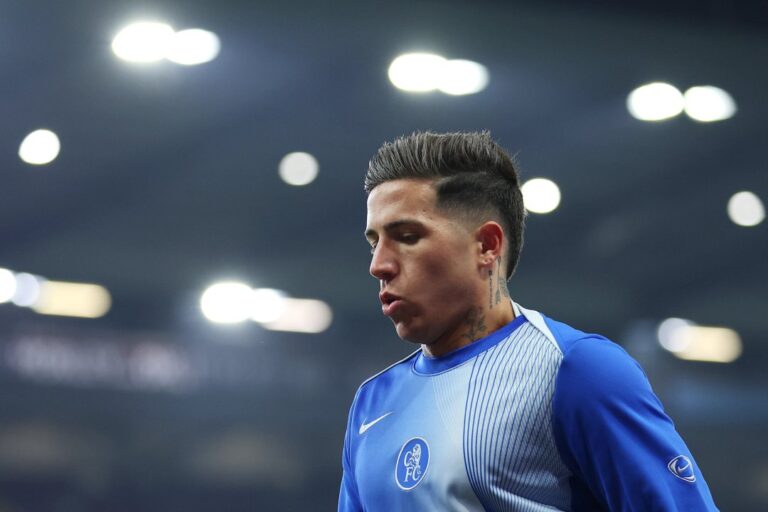 Enzo Fernández, mediocampista argentino del Chelsea, en acción durante un partido.