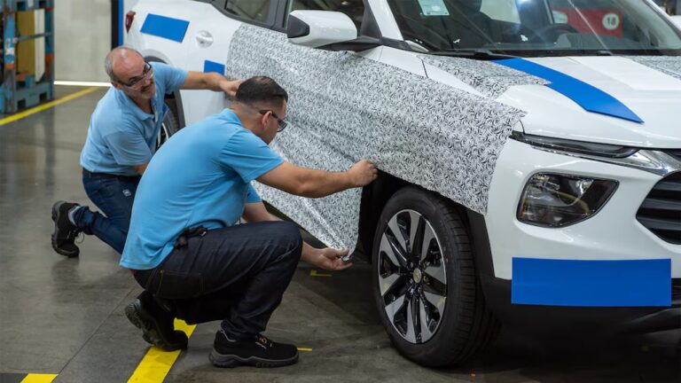 Imagen camuflada del nuevo Chevrolet Sonic, modelo crossover, vista lateral.