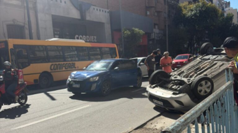 Lugar del accidente de tránsito en avenida Vélez Sarsfield, frente al Teatro del Libertador San Martín en Córdoba.