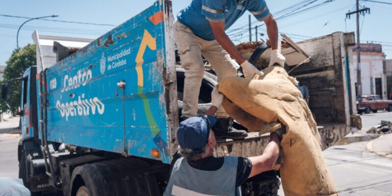 Operativo de descacharreo contra el dengue en barrio de Córdoba