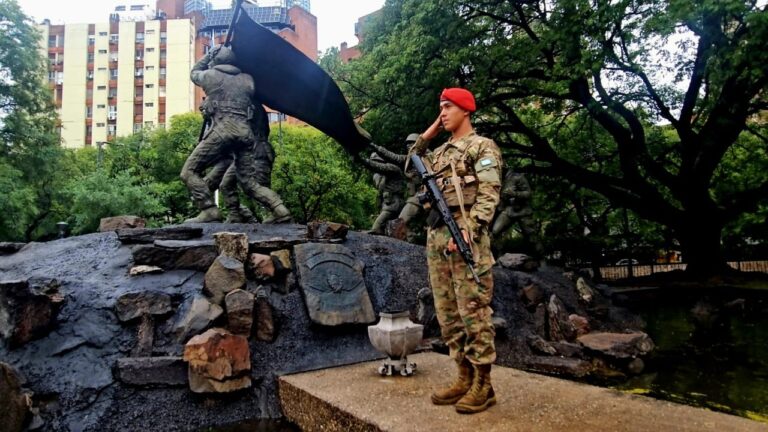 Autoridades de Córdoba en acto de homenaje por el Día del Veterano y los Caídos en la Guerra de Malvinas.