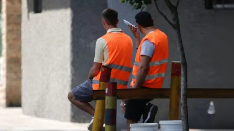 Ilustración de un cuidacoches naranjita y un limpiaparabrisas en una calle de Córdoba