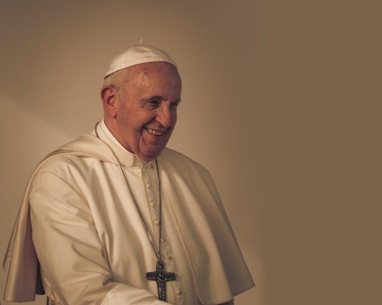 Retrato del Papa Francisco sonriendo durante una audiencia pública en el Vaticano