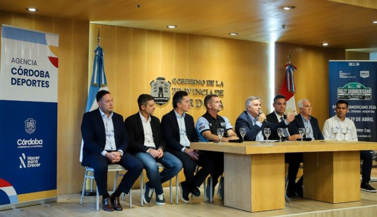 Presentación del Rally Sudamericano en el Centro Cívico de Córdoba con autoridades.