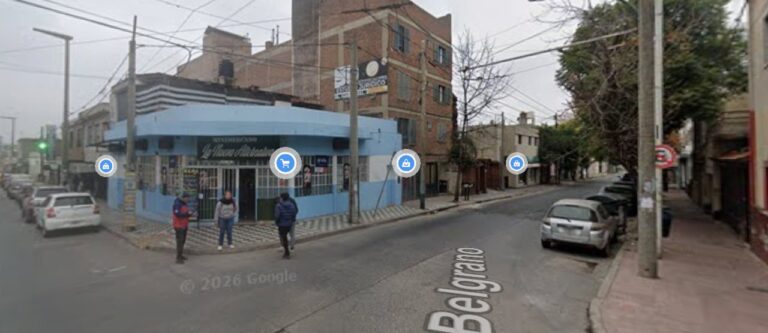 Esquina de las calles Belgrano y Richardson en barrio Güemes, Córdoba, señalizada por obras.