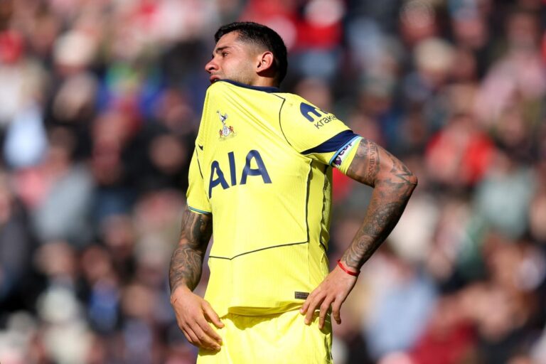 Cristian Romero, futbolista cordobés, en el campo de juego con la camiseta del Tottenham Hotspur.