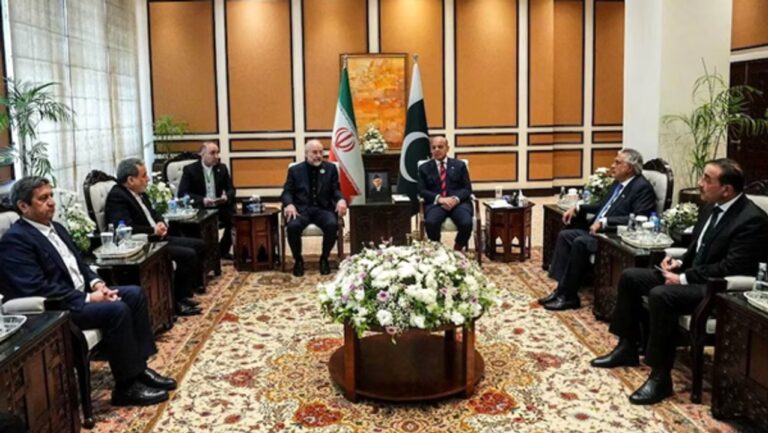 Representantes diplomáticos en la mesa de negociaciones durante la cumbre en Islamabad, Pakistán.