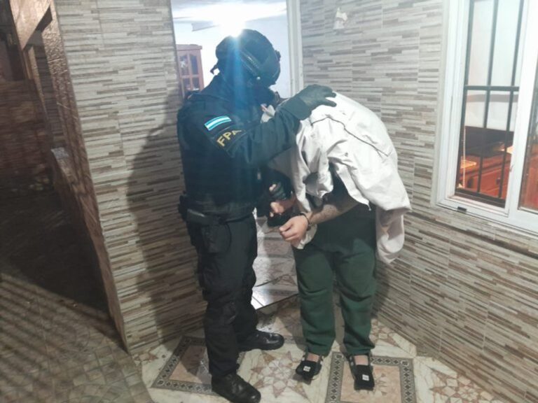 Efectivos policiales durante un procedimiento de allanamiento en la ciudad de Córdoba