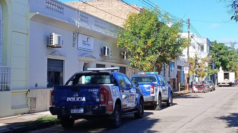 Policía de Córdoba en la puerta de una vivienda en Quilino durante la investigación del crimen
