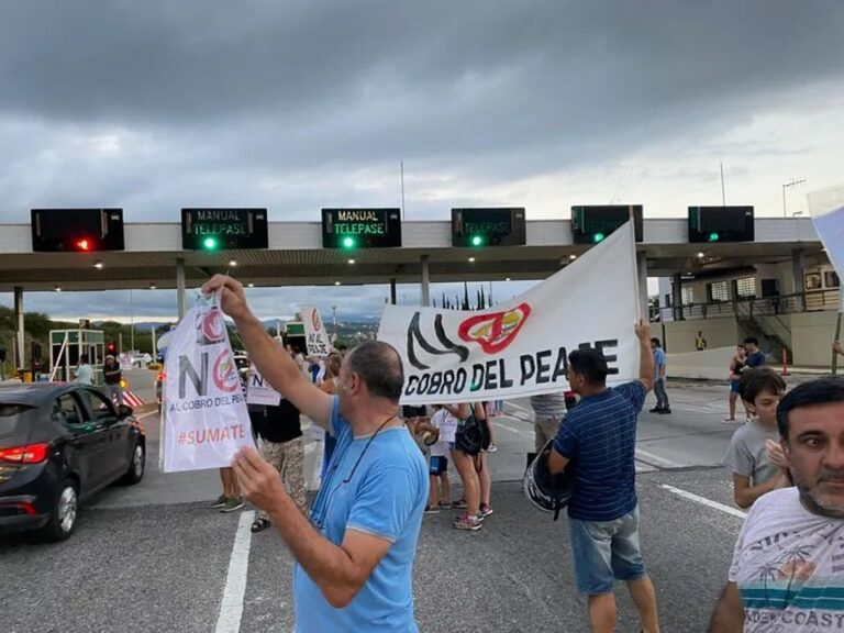 Manifestación vecinal y presencia policial durante inauguración de obra vial en Valle Escondido, Córdoba.