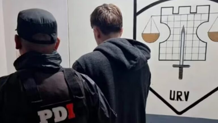 Ilustración genérica de una fachada escolar con elementos de seguridad