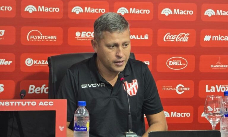 Diego Flores, director técnico de Instituto Atlético Central Córdoba, en conferencia de prensa.