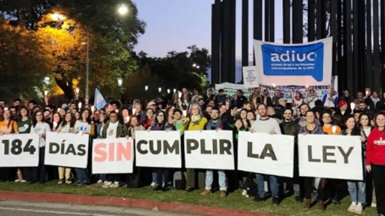 Concentración de docentes universitarios con antorchas en el Monumento de la Reforma en Córdoba