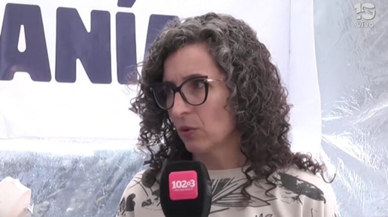 Miembros del gremio ADIUC durante la Carpa por la Universidad y la Soberanía en Córdoba